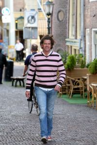 03-10-2007 SHOWBIZZ; MAAKT DEZE DIRK GERARD JOLING EINDELIJK GEK. Gerard Joling is echt stapel verliefd op deze Dirk. Deze Noordhollandse restauranteur is de nieuwe relatie van Gerard Joling.De liefde is nog pril maar we voelen erg veel voor elkaar, alleen Gerard heeft een te drukke agenda dus sta ik even zogezegd even in de wachtkamer aldus Dirk.
foto; Albert den Iseger.