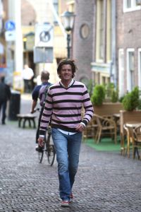 03-10-2007 SHOWBIZZ; MAAKT DEZE DIRK GERARD JOLING EINDELIJK GEK. Gerard Joling is echt stapel verliefd op deze Dirk. Deze Noordhollandse restauranteur is de nieuwe relatie van Gerard Joling.De liefde is nog pril maar we voelen erg veel voor elkaar, alleen Gerard heeft een te drukke agenda dus sta ik even zogezegd even in de wachtkamer aldus Dirk.
foto; Albert den Iseger.