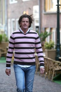 03-10-2007 SHOWBIZZ; MAAKT DEZE DIRK GERARD JOLING EINDELIJK GEK. Gerard Joling is echt stapel verliefd op deze Dirk. Deze Noordhollandse restauranteur is de nieuwe relatie van Gerard Joling.De liefde is nog pril maar we voelen erg veel voor elkaar, alleen Gerard heeft een te drukke agenda dus sta ik even zogezegd even in de wachtkamer aldus Dirk.
foto; Albert den Iseger.
