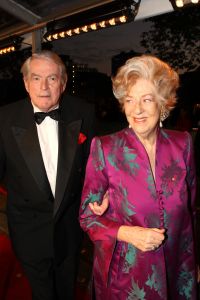 10-10-2007 SHOWBIZZ; PREMIERE VAN CISKE DE RAT EN WEERZIEN VAN BEATRIX MET DANNY DE MUNK NA 23 JAAR. Na 23 jaar was het voor Danny de Munk een weerzien met Koningin Beatrix in Theater Carre. Heel bekend Nederland was naar het theater aan de Amstel gekomen oa. Andre van Duin - Angela Schijf- Anita Witzier- Berend Boudewijn en Martine Bijl- Jeroen Krabbe-Caroline Tensen met Peter Gallas- Willeke Alberti-Linda de Mol-Gordon-Burgemeester Cohn-J.P.Balkenende-Chantal Janzen en nieuwe liefde Marco-Gijs Staverman-Henny Vrienten enz.De Koningin maakte een grappige opmerking aan Ciske de rat alias Dave Dekker, ik vond het Toppie, echt waar. Deze week een uitgebreid verslag in weekblad Prive.
foto: Albert den Iseger.