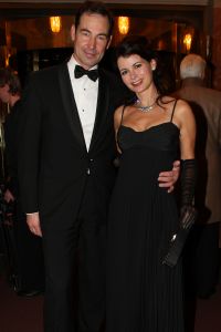 10-10-2007 SHOWBIZZ; PREMIERE VAN CISKE DE RAT EN WEERZIEN VAN BEATRIX MET DANNY DE MUNK NA 23 JAAR. Na 23 jaar was het voor Danny de Munk een weerzien met Koningin Beatrix in Theater Carre. Heel bekend Nederland was naar het theater aan de Amstel gekomen oa. Andre van Duin - Angela Schijf- Anita Witzier- Berend Boudewijn en Martine Bijl- Jeroen Krabbe-Caroline Tensen met Peter Gallas- Willeke Alberti-Linda de Mol-Gordon-Burgemeester Cohn-J.P.Balkenende-Chantal Janzen en nieuwe liefde Marco-Gijs Staverman-Henny Vrienten enz.De Koningin maakte een grappige opmerking aan Ciske de rat alias Dave Dekker, ik vond het Toppie, echt waar. Deze week een uitgebreid verslag in weekblad Prive.
foto: Albert den Iseger.