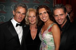 10-10-2007 SHOWBIZZ; PREMIERE VAN CISKE DE RAT EN WEERZIEN VAN BEATRIX MET DANNY DE MUNK NA 23 JAAR. Na 23 jaar was het voor Danny de Munk een weerzien met Koningin Beatrix in Theater Carre. Heel bekend Nederland was naar het theater aan de Amstel gekomen oa. Andre van Duin - Angela Schijf- Anita Witzier- Berend Boudewijn en Martine Bijl- Jeroen Krabbe-Caroline Tensen met Peter Gallas- Willeke Alberti-Linda de Mol-Gordon-Burgemeester Cohn-J.P.Balkenende-Chantal Janzen en nieuwe liefde Marco-Gijs Staverman-Henny Vrienten enz.De Koningin maakte een grappige opmerking aan Ciske de rat alias Dave Dekker, ik vond het Toppie, echt waar. Deze week een uitgebreid verslag in weekblad Prive.
foto: Albert den Iseger.
