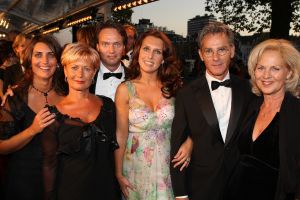 10-10-2007 SHOWBIZZ; PREMIERE VAN CISKE DE RAT EN WEERZIEN VAN BEATRIX MET DANNY DE MUNK NA 23 JAAR. Na 23 jaar was het voor Danny de Munk een weerzien met Koningin Beatrix in Theater Carre. Heel bekend Nederland was naar het theater aan de Amstel gekomen oa. Andre van Duin - Angela Schijf- Anita Witzier- Berend Boudewijn en Martine Bijl- Jeroen Krabbe-Caroline Tensen met Peter Gallas- Willeke Alberti-Linda de Mol-Gordon-Burgemeester Cohn-J.P.Balkenende-Chantal Janzen en nieuwe liefde Marco-Gijs Staverman-Henny Vrienten enz.De Koningin maakte een grappige opmerking aan Ciske de rat alias Dave Dekker, ik vond het Toppie, echt waar. Deze week een uitgebreid verslag in weekblad Prive.
foto: Albert den Iseger.