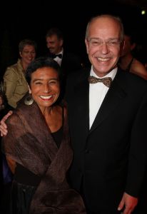 14-10-2007 SHOWBIZZ; POSTUUM EERBETOON AAN GERRIT ZALM.Dit is mijn eerste postume onderscheiding, grapte oud minister Gerrit Zalm nadat hij de Veneca Award 2007 had ontvangen. Veneca voorzitter Hans Rijnierse tevens de topman bij Sodexco had in de Rotterdamde cruise Terminal een fraai gezelschap bijelkaar verzamelt oa. Mark Rutte - Rita Verdonk - Sybilla Dekker - Gerrit Zalm - Ivo Opstelten- Bernard Wientjes- Paul Rosenmuller- Jan Kamminga- Ineke Dezentje- Hlengiwe Mkhize en natuurlijk Willem Hollander die deze avond werd onderscheiden tot ridder in de orde van Oranje Nassau.
foto: Albert den Iseger.