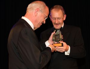 14-10-2007 SHOWBIZZ; POSTUUM EERBETOON AAN GERRIT ZALM.Dit is mijn eerste postume onderscheiding, grapte oud minister Gerrit Zalm nadat hij de Veneca Award 2007 had ontvangen. Veneca voorzitter Hans Rijnierse tevens de topman bij Sodexco had in de Rotterdamde cruise Terminal een fraai gezelschap bijelkaar verzamelt oa. Mark Rutte - Rita Verdonk - Sybilla Dekker - Gerrit Zalm - Ivo Opstelten- Bernard Wientjes- Paul Rosenmuller- Jan Kamminga- Ineke Dezentje- Hlengiwe Mkhize en natuurlijk Willem Hollander die deze avond werd onderscheiden tot ridder in de orde van Oranje Nassau.
foto: Albert den Iseger.