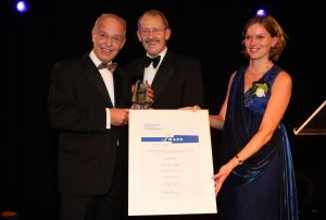 14-10-2007 SHOWBIZZ; POSTUUM EERBETOON AAN GERRIT ZALM.Dit is mijn eerste postume onderscheiding, grapte oud minister Gerrit Zalm nadat hij de Veneca Award 2007 had ontvangen. Veneca voorzitter Hans Rijnierse tevens de topman bij Sodexco had in de Rotterdamde cruise Terminal een fraai gezelschap bijelkaar verzamelt oa. Mark Rutte - Rita Verdonk - Sybilla Dekker - Gerrit Zalm - Ivo Opstelten- Bernard Wientjes- Paul Rosenmuller- Jan Kamminga- Ineke Dezentje- Hlengiwe Mkhize en natuurlijk Willem Hollander die deze avond werd onderscheiden tot ridder in de orde van Oranje Nassau.
foto: Albert den Iseger.