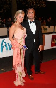 31-10-2007 SHOWBIZZ; TELEVIZIER RING UITREIKING 2007 IN CARRE TE AMSTERDAM. De fel begeerde gouden ring ging dit jaar naar DWDD vab Matthijs van Nieuwkerk. Paul de Leeuw won de Zilveren Televisie ster bij de mannen en Anita Witzier won de Zilveren Televisie Ster bij de dames. De Gooische vrouwen grepen dit jaar naast de Gouden ring maar de dames gingen er nu al vanuit dat de verkiezing van 2008 zeker het goud naar hun waanzinnige populaire serie zal gaan. Heel bekend nederland passeerde de rode loper en iedereen vondt het weer een feest om van te smullen.
foto: Albert den Iseger.