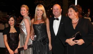 31-10-2007 SHOWBIZZ; TELEVIZIER RING UITREIKING 2007 IN CARRE TE AMSTERDAM. De fel begeerde gouden ring ging dit jaar naar DWDD vab Matthijs van Nieuwkerk. Paul de Leeuw won de Zilveren Televisie ster bij de mannen en Anita Witzier won de Zilveren Televisie Ster bij de dames. De Gooische vrouwen grepen dit jaar naast de Gouden ring maar de dames gingen er nu al vanuit dat de verkiezing van 2008 zeker het goud naar hun waanzinnige populaire serie zal gaan. Heel bekend nederland passeerde de rode loper en iedereen vondt het weer een feest om van te smullen.
foto: Albert den Iseger.