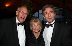 14-10-2007 SHOWBIZZ; POSTUUM EERBETOON AAN GERRIT ZALM.Dit is mijn eerste postume onderscheiding, grapte oud minister Gerrit Zalm nadat hij de Veneca Award 2007 had ontvangen. Veneca voorzitter Hans Rijnierse tevens de topman bij Sodexco had in de Rotterdamde cruise Terminal een fraai gezelschap bijelkaar verzamelt oa. Mark Rutte - Rita Verdonk - Sybilla Dekker - Gerrit Zalm - Ivo Opstelten- Bernard Wientjes- Paul Rosenmuller- Jan Kamminga- Ineke Dezentje- Hlengiwe Mkhize en natuurlijk Willem Hollander die deze avond werd onderscheiden tot ridder in de orde van Oranje Nassau.
foto: Albert den Iseger.