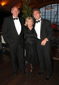 14-10-2007 SHOWBIZZ; POSTUUM EERBETOON AAN GERRIT ZALM.Dit is mijn eerste postume onderscheiding, grapte oud minister Gerrit Zalm nadat hij de Veneca Award 2007 had ontvangen. Veneca voorzitter Hans Rijnierse tevens de topman bij Sodexco had in de Rotterdamde cruise Terminal een fraai gezelschap bijelkaar verzamelt oa. Mark Rutte - Rita Verdonk - Sybilla Dekker - Gerrit Zalm - Ivo Opstelten- Bernard Wientjes- Paul Rosenmuller- Jan Kamminga- Ineke Dezentje- Hlengiwe Mkhize en natuurlijk Willem Hollander die deze avond werd onderscheiden tot ridder in de orde van Oranje Nassau.
foto: Albert den Iseger.