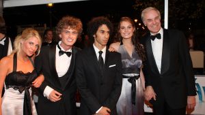 31-10-2007 SHOWBIZZ; TELEVIZIER RING UITREIKING 2007 IN CARRE TE AMSTERDAM. De fel begeerde gouden ring ging dit jaar naar DWDD vab Matthijs van Nieuwkerk. Paul de Leeuw won de Zilveren Televisie ster bij de mannen en Anita Witzier won de Zilveren Televisie Ster bij de dames. De Gooische vrouwen grepen dit jaar naast de Gouden ring maar de dames gingen er nu al vanuit dat de verkiezing van 2008 zeker het goud naar hun waanzinnige populaire serie zal gaan. Heel bekend nederland passeerde de rode loper en iedereen vondt het weer een feest om van te smullen.
foto: Albert den Iseger.