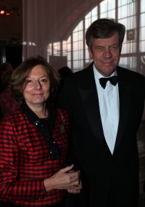 14-10-2007 SHOWBIZZ; POSTUUM EERBETOON AAN GERRIT ZALM.Dit is mijn eerste postume onderscheiding, grapte oud minister Gerrit Zalm nadat hij de Veneca Award 2007 had ontvangen. Veneca voorzitter Hans Rijnierse tevens de topman bij Sodexco had in de Rotterdamde cruise Terminal een fraai gezelschap bijelkaar verzamelt oa. Mark Rutte - Rita Verdonk - Sybilla Dekker - Gerrit Zalm - Ivo Opstelten- Bernard Wientjes- Paul Rosenmuller- Jan Kamminga- Ineke Dezentje- Hlengiwe Mkhize en natuurlijk Willem Hollander die deze avond werd onderscheiden tot ridder in de orde van Oranje Nassau.
foto: Albert den Iseger.