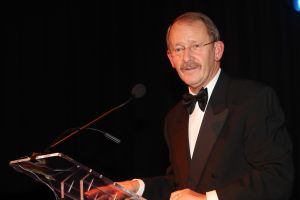 14-10-2007 SHOWBIZZ; POSTUUM EERBETOON AAN GERRIT ZALM.Dit is mijn eerste postume onderscheiding, grapte oud minister Gerrit Zalm nadat hij de Veneca Award 2007 had ontvangen. Veneca voorzitter Hans Rijnierse tevens de topman bij Sodexco had in de Rotterdamde cruise Terminal een fraai gezelschap bijelkaar verzamelt oa. Mark Rutte - Rita Verdonk - Sybilla Dekker - Gerrit Zalm - Ivo Opstelten- Bernard Wientjes- Paul Rosenmuller- Jan Kamminga- Ineke Dezentje- Hlengiwe Mkhize en natuurlijk Willem Hollander die deze avond werd onderscheiden tot ridder in de orde van Oranje Nassau.
foto: Albert den Iseger.