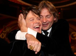 31-10-2007 SHOWBIZZ; TELEVIZIER RING UITREIKING 2007 IN CARRE TE AMSTERDAM. De fel begeerde gouden ring ging dit jaar naar DWDD vab Matthijs van Nieuwkerk. Paul de Leeuw won de Zilveren Televisie ster bij de mannen en Anita Witzier won de Zilveren Televisie Ster bij de dames. De Gooische vrouwen grepen dit jaar naast de Gouden ring maar de dames gingen er nu al vanuit dat de verkiezing van 2008 zeker het goud naar hun waanzinnige populaire serie zal gaan. Heel bekend nederland passeerde de rode loper en iedereen vondt het weer een feest om van te smullen.
foto: Albert den Iseger.