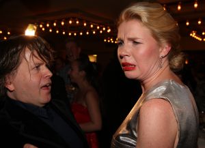 31-10-2007 SHOWBIZZ; TELEVIZIER RING UITREIKING 2007 IN CARRE TE AMSTERDAM. De fel begeerde gouden ring ging dit jaar naar DWDD vab Matthijs van Nieuwkerk. Paul de Leeuw won de Zilveren Televisie ster bij de mannen en Anita Witzier won de Zilveren Televisie Ster bij de dames. De Gooische vrouwen grepen dit jaar naast de Gouden ring maar de dames gingen er nu al vanuit dat de verkiezing van 2008 zeker het goud naar hun waanzinnige populaire serie zal gaan. Heel bekend nederland passeerde de rode loper en iedereen vondt het weer een feest om van te smullen.
foto: Albert den Iseger.