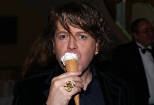 31-10-2007 SHOWBIZZ; TELEVIZIER RING UITREIKING 2007 IN CARRE TE AMSTERDAM. De fel begeerde gouden ring ging dit jaar naar DWDD vab Matthijs van Nieuwkerk. Paul de Leeuw won de Zilveren Televisie ster bij de mannen en Anita Witzier won de Zilveren Televisie Ster bij de dames. De Gooische vrouwen grepen dit jaar naast de Gouden ring maar de dames gingen er nu al vanuit dat de verkiezing van 2008 zeker het goud naar hun waanzinnige populaire serie zal gaan. Heel bekend nederland passeerde de rode loper en iedereen vondt het weer een feest om van te smullen.
foto: Albert den Iseger.