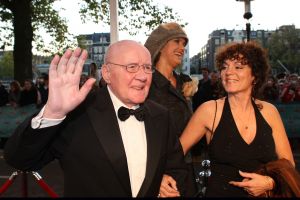 10-10-2007 SHOWBIZZ; PREMIERE VAN CISKE DE RAT EN WEERZIEN VAN BEATRIX MET DANNY DE MUNK NA 23 JAAR. Na 23 jaar was het voor Danny de Munk een weerzien met Koningin Beatrix in Theater Carre. Heel bekend Nederland was naar het theater aan de Amstel gekomen oa. Andre van Duin - Angela Schijf- Anita Witzier- Berend Boudewijn en Martine Bijl- Jeroen Krabbe-Caroline Tensen met Peter Gallas- Willeke Alberti-Linda de Mol-Gordon-Burgemeester Cohn-J.P.Balkenende-Chantal Janzen en nieuwe liefde Marco-Gijs Staverman-Henny Vrienten enz.De Koningin maakte een grappige opmerking aan Ciske de rat alias Dave Dekker, ik vond het Toppie, echt waar. Deze week een uitgebreid verslag in weekblad Prive.
foto: Albert den Iseger.