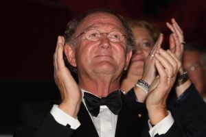 10-10-2007 SHOWBIZZ; PREMIERE VAN CISKE DE RAT EN WEERZIEN VAN BEATRIX MET DANNY DE MUNK NA 23 JAAR. Na 23 jaar was het voor Danny de Munk een weerzien met Koningin Beatrix in Theater Carre. Heel bekend Nederland was naar het theater aan de Amstel gekomen oa. Andre van Duin - Angela Schijf- Anita Witzier- Berend Boudewijn en Martine Bijl- Jeroen Krabbe-Caroline Tensen met Peter Gallas- Willeke Alberti-Linda de Mol-Gordon-Burgemeester Cohn-J.P.Balkenende-Chantal Janzen en nieuwe liefde Marco-Gijs Staverman-Henny Vrienten enz.De Koningin maakte een grappige opmerking aan Ciske de rat alias Dave Dekker, ik vond het Toppie, echt waar. Deze week een uitgebreid verslag in weekblad Prive.
foto: Albert den Iseger.