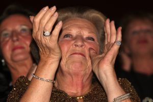 10-10-2007 SHOWBIZZ; PREMIERE VAN CISKE DE RAT EN WEERZIEN VAN BEATRIX MET DANNY DE MUNK NA 23 JAAR. Na 23 jaar was het voor Danny de Munk een weerzien met Koningin Beatrix in Theater Carre. Heel bekend Nederland was naar het theater aan de Amstel gekomen oa. Andre van Duin - Angela Schijf- Anita Witzier- Berend Boudewijn en Martine Bijl- Jeroen Krabbe-Caroline Tensen met Peter Gallas- Willeke Alberti-Linda de Mol-Gordon-Burgemeester Cohn-J.P.Balkenende-Chantal Janzen en nieuwe liefde Marco-Gijs Staverman-Henny Vrienten enz.De Koningin maakte een grappige opmerking aan Ciske de rat alias Dave Dekker, ik vond het Toppie, echt waar. Deze week een uitgebreid verslag in weekblad Prive.
foto: Albert den Iseger.