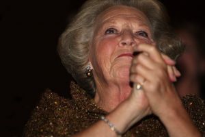 10-10-2007 SHOWBIZZ; PREMIERE VAN CISKE DE RAT EN WEERZIEN VAN BEATRIX MET DANNY DE MUNK NA 23 JAAR. Na 23 jaar was het voor Danny de Munk een weerzien met Koningin Beatrix in Theater Carre. Heel bekend Nederland was naar het theater aan de Amstel gekomen oa. Andre van Duin - Angela Schijf- Anita Witzier- Berend Boudewijn en Martine Bijl- Jeroen Krabbe-Caroline Tensen met Peter Gallas- Willeke Alberti-Linda de Mol-Gordon-Burgemeester Cohn-J.P.Balkenende-Chantal Janzen en nieuwe liefde Marco-Gijs Staverman-Henny Vrienten enz.De Koningin maakte een grappige opmerking aan Ciske de rat alias Dave Dekker, ik vond het Toppie, echt waar. Deze week een uitgebreid verslag in weekblad Prive.
foto: Albert den Iseger.