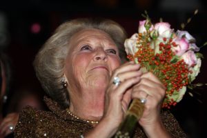 10-10-2007 SHOWBIZZ; PREMIERE VAN CISKE DE RAT EN WEERZIEN VAN BEATRIX MET DANNY DE MUNK NA 23 JAAR. Na 23 jaar was het voor Danny de Munk een weerzien met Koningin Beatrix in Theater Carre. Heel bekend Nederland was naar het theater aan de Amstel gekomen oa. Andre van Duin - Angela Schijf- Anita Witzier- Berend Boudewijn en Martine Bijl- Jeroen Krabbe-Caroline Tensen met Peter Gallas- Willeke Alberti-Linda de Mol-Gordon-Burgemeester Cohn-J.P.Balkenende-Chantal Janzen en nieuwe liefde Marco-Gijs Staverman-Henny Vrienten enz.De Koningin maakte een grappige opmerking aan Ciske de rat alias Dave Dekker, ik vond het Toppie, echt waar. Deze week een uitgebreid verslag in weekblad Prive.
foto: Albert den Iseger.