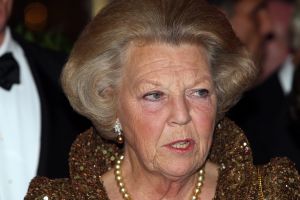 10-10-2007 SHOWBIZZ; PREMIERE VAN CISKE DE RAT EN WEERZIEN VAN BEATRIX MET DANNY DE MUNK NA 23 JAAR. Na 23 jaar was het voor Danny de Munk een weerzien met Koningin Beatrix in Theater Carre. Heel bekend Nederland was naar het theater aan de Amstel gekomen oa. Andre van Duin - Angela Schijf- Anita Witzier- Berend Boudewijn en Martine Bijl- Jeroen Krabbe-Caroline Tensen met Peter Gallas- Willeke Alberti-Linda de Mol-Gordon-Burgemeester Cohn-J.P.Balkenende-Chantal Janzen en nieuwe liefde Marco-Gijs Staverman-Henny Vrienten enz.De Koningin maakte een grappige opmerking aan Ciske de rat alias Dave Dekker, ik vond het Toppie, echt waar. Deze week een uitgebreid verslag in weekblad Prive.
foto: Albert den Iseger.
