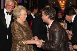 10-10-2007 SHOWBIZZ; PREMIERE VAN CISKE DE RAT EN WEERZIEN VAN BEATRIX MET DANNY DE MUNK NA 23 JAAR. Na 23 jaar was het voor Danny de Munk een weerzien met Koningin Beatrix in Theater Carre. Heel bekend Nederland was naar het theater aan de Amstel gekomen oa. Andre van Duin - Angela Schijf- Anita Witzier- Berend Boudewijn en Martine Bijl- Jeroen Krabbe-Caroline Tensen met Peter Gallas- Willeke Alberti-Linda de Mol-Gordon-Burgemeester Cohn-J.P.Balkenende-Chantal Janzen en nieuwe liefde Marco-Gijs Staverman-Henny Vrienten enz.De Koningin maakte een grappige opmerking aan Ciske de rat alias Dave Dekker, ik vond het Toppie, echt waar. Deze week een uitgebreid verslag in weekblad Prive.
foto: Albert den Iseger.