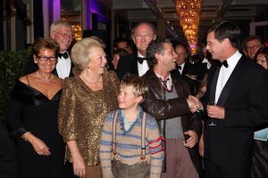 10-10-2007 SHOWBIZZ; PREMIERE VAN CISKE DE RAT EN WEERZIEN VAN BEATRIX MET DANNY DE MUNK NA 23 JAAR. Na 23 jaar was het voor Danny de Munk een weerzien met Koningin Beatrix in Theater Carre. Heel bekend Nederland was naar het theater aan de Amstel gekomen oa. Andre van Duin - Angela Schijf- Anita Witzier- Berend Boudewijn en Martine Bijl- Jeroen Krabbe-Caroline Tensen met Peter Gallas- Willeke Alberti-Linda de Mol-Gordon-Burgemeester Cohn-J.P.Balkenende-Chantal Janzen en nieuwe liefde Marco-Gijs Staverman-Henny Vrienten enz.De Koningin maakte een grappige opmerking aan Ciske de rat alias Dave Dekker, ik vond het Toppie, echt waar. Deze week een uitgebreid verslag in weekblad Prive.
foto: Albert den Iseger.
