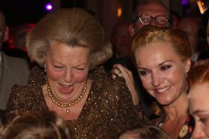 10-10-2007 SHOWBIZZ; PREMIERE VAN CISKE DE RAT EN WEERZIEN VAN BEATRIX MET DANNY DE MUNK NA 23 JAAR. Na 23 jaar was het voor Danny de Munk een weerzien met Koningin Beatrix in Theater Carre. Heel bekend Nederland was naar het theater aan de Amstel gekomen oa. Andre van Duin - Angela Schijf- Anita Witzier- Berend Boudewijn en Martine Bijl- Jeroen Krabbe-Caroline Tensen met Peter Gallas- Willeke Alberti-Linda de Mol-Gordon-Burgemeester Cohn-J.P.Balkenende-Chantal Janzen en nieuwe liefde Marco-Gijs Staverman-Henny Vrienten enz.De Koningin maakte een grappige opmerking aan Ciske de rat alias Dave Dekker, ik vond het Toppie, echt waar. Deze week een uitgebreid verslag in weekblad Prive.
foto: Albert den Iseger.