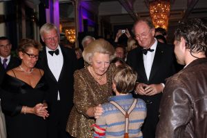 10-10-2007 SHOWBIZZ; PREMIERE VAN CISKE DE RAT EN WEERZIEN VAN BEATRIX MET DANNY DE MUNK NA 23 JAAR. Na 23 jaar was het voor Danny de Munk een weerzien met Koningin Beatrix in Theater Carre. Heel bekend Nederland was naar het theater aan de Amstel gekomen oa. Andre van Duin - Angela Schijf- Anita Witzier- Berend Boudewijn en Martine Bijl- Jeroen Krabbe-Caroline Tensen met Peter Gallas- Willeke Alberti-Linda de Mol-Gordon-Burgemeester Cohn-J.P.Balkenende-Chantal Janzen en nieuwe liefde Marco-Gijs Staverman-Henny Vrienten enz.De Koningin maakte een grappige opmerking aan Ciske de rat alias Dave Dekker, ik vond het Toppie, echt waar. Deze week een uitgebreid verslag in weekblad Prive.
foto: Albert den Iseger.