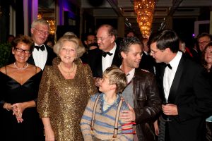 10-10-2007 SHOWBIZZ; PREMIERE VAN CISKE DE RAT EN WEERZIEN VAN BEATRIX MET DANNY DE MUNK NA 23 JAAR. Na 23 jaar was het voor Danny de Munk een weerzien met Koningin Beatrix in Theater Carre. Heel bekend Nederland was naar het theater aan de Amstel gekomen oa. Andre van Duin - Angela Schijf- Anita Witzier- Berend Boudewijn en Martine Bijl- Jeroen Krabbe-Caroline Tensen met Peter Gallas- Willeke Alberti-Linda de Mol-Gordon-Burgemeester Cohn-J.P.Balkenende-Chantal Janzen en nieuwe liefde Marco-Gijs Staverman-Henny Vrienten enz.De Koningin maakte een grappige opmerking aan Ciske de rat alias Dave Dekker, ik vond het Toppie, echt waar. Deze week een uitgebreid verslag in weekblad Prive.
foto: Albert den Iseger.