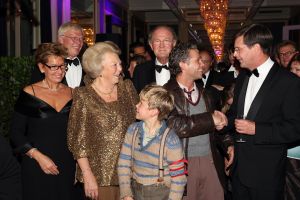 10-10-2007 SHOWBIZZ; PREMIERE VAN CISKE DE RAT EN WEERZIEN VAN BEATRIX MET DANNY DE MUNK NA 23 JAAR. Na 23 jaar was het voor Danny de Munk een weerzien met Koningin Beatrix in Theater Carre. Heel bekend Nederland was naar het theater aan de Amstel gekomen oa. Andre van Duin - Angela Schijf- Anita Witzier- Berend Boudewijn en Martine Bijl- Jeroen Krabbe-Caroline Tensen met Peter Gallas- Willeke Alberti-Linda de Mol-Gordon-Burgemeester Cohn-J.P.Balkenende-Chantal Janzen en nieuwe liefde Marco-Gijs Staverman-Henny Vrienten enz.De Koningin maakte een grappige opmerking aan Ciske de rat alias Dave Dekker, ik vond het Toppie, echt waar. Deze week een uitgebreid verslag in weekblad Prive.
foto: Albert den Iseger.