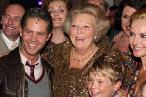 10-10-2007 SHOWBIZZ; PREMIERE VAN CISKE DE RAT EN WEERZIEN VAN BEATRIX MET DANNY DE MUNK NA 23 JAAR. Na 23 jaar was het voor Danny de Munk een weerzien met Koningin Beatrix in Theater Carre. Heel bekend Nederland was naar het theater aan de Amstel gekomen oa. Andre van Duin - Angela Schijf- Anita Witzier- Berend Boudewijn en Martine Bijl- Jeroen Krabbe-Caroline Tensen met Peter Gallas- Willeke Alberti-Linda de Mol-Gordon-Burgemeester Cohn-J.P.Balkenende-Chantal Janzen en nieuwe liefde Marco-Gijs Staverman-Henny Vrienten enz.De Koningin maakte een grappige opmerking aan Ciske de rat alias Dave Dekker, ik vond het Toppie, echt waar. Deze week een uitgebreid verslag in weekblad Prive.
foto: Albert den Iseger.