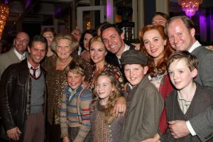 10-10-2007 SHOWBIZZ; PREMIERE VAN CISKE DE RAT EN WEERZIEN VAN BEATRIX MET DANNY DE MUNK NA 23 JAAR. Na 23 jaar was het voor Danny de Munk een weerzien met Koningin Beatrix in Theater Carre. Heel bekend Nederland was naar het theater aan de Amstel gekomen oa. Andre van Duin - Angela Schijf- Anita Witzier- Berend Boudewijn en Martine Bijl- Jeroen Krabbe-Caroline Tensen met Peter Gallas- Willeke Alberti-Linda de Mol-Gordon-Burgemeester Cohn-J.P.Balkenende-Chantal Janzen en nieuwe liefde Marco-Gijs Staverman-Henny Vrienten enz.De Koningin maakte een grappige opmerking aan Ciske de rat alias Dave Dekker, ik vond het Toppie, echt waar. Deze week een uitgebreid verslag in weekblad Prive.
foto: Albert den Iseger.