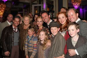 10-10-2007 SHOWBIZZ; PREMIERE VAN CISKE DE RAT EN WEERZIEN VAN BEATRIX MET DANNY DE MUNK NA 23 JAAR. Na 23 jaar was het voor Danny de Munk een weerzien met Koningin Beatrix in Theater Carre. Heel bekend Nederland was naar het theater aan de Amstel gekomen oa. Andre van Duin - Angela Schijf- Anita Witzier- Berend Boudewijn en Martine Bijl- Jeroen Krabbe-Caroline Tensen met Peter Gallas- Willeke Alberti-Linda de Mol-Gordon-Burgemeester Cohn-J.P.Balkenende-Chantal Janzen en nieuwe liefde Marco-Gijs Staverman-Henny Vrienten enz.De Koningin maakte een grappige opmerking aan Ciske de rat alias Dave Dekker, ik vond het Toppie, echt waar. Deze week een uitgebreid verslag in weekblad Prive.
foto: Albert den Iseger.