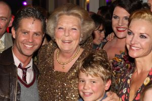 10-10-2007 SHOWBIZZ; PREMIERE VAN CISKE DE RAT EN WEERZIEN VAN BEATRIX MET DANNY DE MUNK NA 23 JAAR. Na 23 jaar was het voor Danny de Munk een weerzien met Koningin Beatrix in Theater Carre. Heel bekend Nederland was naar het theater aan de Amstel gekomen oa. Andre van Duin - Angela Schijf- Anita Witzier- Berend Boudewijn en Martine Bijl- Jeroen Krabbe-Caroline Tensen met Peter Gallas- Willeke Alberti-Linda de Mol-Gordon-Burgemeester Cohn-J.P.Balkenende-Chantal Janzen en nieuwe liefde Marco-Gijs Staverman-Henny Vrienten enz.De Koningin maakte een grappige opmerking aan Ciske de rat alias Dave Dekker, ik vond het Toppie, echt waar. Deze week een uitgebreid verslag in weekblad Prive.
foto: Albert den Iseger.