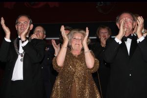 10-10-2007 SHOWBIZZ; PREMIERE VAN CISKE DE RAT EN WEERZIEN VAN BEATRIX MET DANNY DE MUNK NA 23 JAAR. Na 23 jaar was het voor Danny de Munk een weerzien met Koningin Beatrix in Theater Carre. Heel bekend Nederland was naar het theater aan de Amstel gekomen oa. Andre van Duin - Angela Schijf- Anita Witzier- Berend Boudewijn en Martine Bijl- Jeroen Krabbe-Caroline Tensen met Peter Gallas- Willeke Alberti-Linda de Mol-Gordon-Burgemeester Cohn-J.P.Balkenende-Chantal Janzen en nieuwe liefde Marco-Gijs Staverman-Henny Vrienten enz.De Koningin maakte een grappige opmerking aan Ciske de rat alias Dave Dekker, ik vond het Toppie, echt waar. Deze week een uitgebreid verslag in weekblad Prive.
foto: Albert den Iseger.
