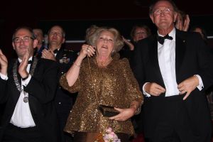 10-10-2007 SHOWBIZZ; PREMIERE VAN CISKE DE RAT EN WEERZIEN VAN BEATRIX MET DANNY DE MUNK NA 23 JAAR. Na 23 jaar was het voor Danny de Munk een weerzien met Koningin Beatrix in Theater Carre. Heel bekend Nederland was naar het theater aan de Amstel gekomen oa. Andre van Duin - Angela Schijf- Anita Witzier- Berend Boudewijn en Martine Bijl- Jeroen Krabbe-Caroline Tensen met Peter Gallas- Willeke Alberti-Linda de Mol-Gordon-Burgemeester Cohn-J.P.Balkenende-Chantal Janzen en nieuwe liefde Marco-Gijs Staverman-Henny Vrienten enz.De Koningin maakte een grappige opmerking aan Ciske de rat alias Dave Dekker, ik vond het Toppie, echt waar. Deze week een uitgebreid verslag in weekblad Prive.
foto: Albert den Iseger.