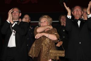 10-10-2007 SHOWBIZZ; PREMIERE VAN CISKE DE RAT EN WEERZIEN VAN BEATRIX MET DANNY DE MUNK NA 23 JAAR. Na 23 jaar was het voor Danny de Munk een weerzien met Koningin Beatrix in Theater Carre. Heel bekend Nederland was naar het theater aan de Amstel gekomen oa. Andre van Duin - Angela Schijf- Anita Witzier- Berend Boudewijn en Martine Bijl- Jeroen Krabbe-Caroline Tensen met Peter Gallas- Willeke Alberti-Linda de Mol-Gordon-Burgemeester Cohn-J.P.Balkenende-Chantal Janzen en nieuwe liefde Marco-Gijs Staverman-Henny Vrienten enz.De Koningin maakte een grappige opmerking aan Ciske de rat alias Dave Dekker, ik vond het Toppie, echt waar. Deze week een uitgebreid verslag in weekblad Prive.
foto: Albert den Iseger.