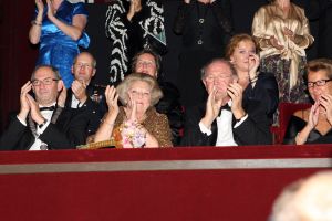 10-10-2007 SHOWBIZZ; PREMIERE VAN CISKE DE RAT EN WEERZIEN VAN BEATRIX MET DANNY DE MUNK NA 23 JAAR. Na 23 jaar was het voor Danny de Munk een weerzien met Koningin Beatrix in Theater Carre. Heel bekend Nederland was naar het theater aan de Amstel gekomen oa. Andre van Duin - Angela Schijf- Anita Witzier- Berend Boudewijn en Martine Bijl- Jeroen Krabbe-Caroline Tensen met Peter Gallas- Willeke Alberti-Linda de Mol-Gordon-Burgemeester Cohn-J.P.Balkenende-Chantal Janzen en nieuwe liefde Marco-Gijs Staverman-Henny Vrienten enz.De Koningin maakte een grappige opmerking aan Ciske de rat alias Dave Dekker, ik vond het Toppie, echt waar. Deze week een uitgebreid verslag in weekblad Prive.
foto: Albert den Iseger.