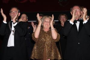 10-10-2007 SHOWBIZZ; PREMIERE VAN CISKE DE RAT EN WEERZIEN VAN BEATRIX MET DANNY DE MUNK NA 23 JAAR. Na 23 jaar was het voor Danny de Munk een weerzien met Koningin Beatrix in Theater Carre. Heel bekend Nederland was naar het theater aan de Amstel gekomen oa. Andre van Duin - Angela Schijf- Anita Witzier- Berend Boudewijn en Martine Bijl- Jeroen Krabbe-Caroline Tensen met Peter Gallas- Willeke Alberti-Linda de Mol-Gordon-Burgemeester Cohn-J.P.Balkenende-Chantal Janzen en nieuwe liefde Marco-Gijs Staverman-Henny Vrienten enz.De Koningin maakte een grappige opmerking aan Ciske de rat alias Dave Dekker, ik vond het Toppie, echt waar. Deze week een uitgebreid verslag in weekblad Prive.
foto: Albert den Iseger.