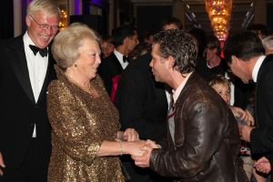 10-10-2007 SHOWBIZZ; PREMIERE VAN CISKE DE RAT EN WEERZIEN VAN BEATRIX MET DANNY DE MUNK NA 23 JAAR. Na 23 jaar was het voor Danny de Munk een weerzien met Koningin Beatrix in Theater Carre. Heel bekend Nederland was naar het theater aan de Amstel gekomen oa. Andre van Duin - Angela Schijf- Anita Witzier- Berend Boudewijn en Martine Bijl- Jeroen Krabbe-Caroline Tensen met Peter Gallas- Willeke Alberti-Linda de Mol-Gordon-Burgemeester Cohn-J.P.Balkenende-Chantal Janzen en nieuwe liefde Marco-Gijs Staverman-Henny Vrienten enz.De Koningin maakte een grappige opmerking aan Ciske de rat alias Dave Dekker, ik vond het Toppie, echt waar. Deze week een uitgebreid verslag in weekblad Prive.
foto: Albert den Iseger.