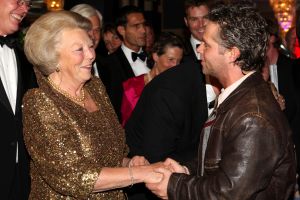 10-10-2007 SHOWBIZZ; PREMIERE VAN CISKE DE RAT EN WEERZIEN VAN BEATRIX MET DANNY DE MUNK NA 23 JAAR. Na 23 jaar was het voor Danny de Munk een weerzien met Koningin Beatrix in Theater Carre. Heel bekend Nederland was naar het theater aan de Amstel gekomen oa. Andre van Duin - Angela Schijf- Anita Witzier- Berend Boudewijn en Martine Bijl- Jeroen Krabbe-Caroline Tensen met Peter Gallas- Willeke Alberti-Linda de Mol-Gordon-Burgemeester Cohn-J.P.Balkenende-Chantal Janzen en nieuwe liefde Marco-Gijs Staverman-Henny Vrienten enz.De Koningin maakte een grappige opmerking aan Ciske de rat alias Dave Dekker, ik vond het Toppie, echt waar. Deze week een uitgebreid verslag in weekblad Prive.
foto: Albert den Iseger.