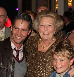 10-10-2007 SHOWBIZZ; PREMIERE VAN CISKE DE RAT EN WEERZIEN VAN BEATRIX MET DANNY DE MUNK NA 23 JAAR. Na 23 jaar was het voor Danny de Munk een weerzien met Koningin Beatrix in Theater Carre. Heel bekend Nederland was naar het theater aan de Amstel gekomen oa. Andre van Duin - Angela Schijf- Anita Witzier- Berend Boudewijn en Martine Bijl- Jeroen Krabbe-Caroline Tensen met Peter Gallas- Willeke Alberti-Linda de Mol-Gordon-Burgemeester Cohn-J.P.Balkenende-Chantal Janzen en nieuwe liefde Marco-Gijs Staverman-Henny Vrienten enz.De Koningin maakte een grappige opmerking aan Ciske de rat alias Dave Dekker, ik vond het Toppie, echt waar. Deze week een uitgebreid verslag in weekblad Prive.
foto: Albert den Iseger.