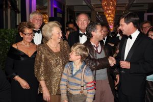 10-10-2007 SHOWBIZZ; PREMIERE VAN CISKE DE RAT EN WEERZIEN VAN BEATRIX MET DANNY DE MUNK NA 23 JAAR. Na 23 jaar was het voor Danny de Munk een weerzien met Koningin Beatrix in Theater Carre. Heel bekend Nederland was naar het theater aan de Amstel gekomen oa. Andre van Duin - Angela Schijf- Anita Witzier- Berend Boudewijn en Martine Bijl- Jeroen Krabbe-Caroline Tensen met Peter Gallas- Willeke Alberti-Linda de Mol-Gordon-Burgemeester Cohn-J.P.Balkenende-Chantal Janzen en nieuwe liefde Marco-Gijs Staverman-Henny Vrienten enz.De Koningin maakte een grappige opmerking aan Ciske de rat alias Dave Dekker, ik vond het Toppie, echt waar. Deze week een uitgebreid verslag in weekblad Prive.
foto: Albert den Iseger.