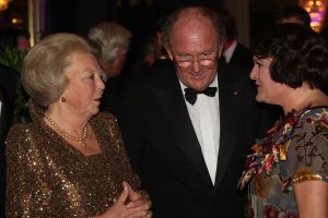 10-10-2007 SHOWBIZZ; PREMIERE VAN CISKE DE RAT EN WEERZIEN VAN BEATRIX MET DANNY DE MUNK NA 23 JAAR. Na 23 jaar was het voor Danny de Munk een weerzien met Koningin Beatrix in Theater Carre. Heel bekend Nederland was naar het theater aan de Amstel gekomen oa. Andre van Duin - Angela Schijf- Anita Witzier- Berend Boudewijn en Martine Bijl- Jeroen Krabbe-Caroline Tensen met Peter Gallas- Willeke Alberti-Linda de Mol-Gordon-Burgemeester Cohn-J.P.Balkenende-Chantal Janzen en nieuwe liefde Marco-Gijs Staverman-Henny Vrienten enz.De Koningin maakte een grappige opmerking aan Ciske de rat alias Dave Dekker, ik vond het Toppie, echt waar. Deze week een uitgebreid verslag in weekblad Prive.
foto: Albert den Iseger.