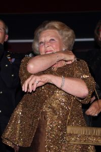 10-10-2007 SHOWBIZZ; PREMIERE VAN CISKE DE RAT EN WEERZIEN VAN BEATRIX MET DANNY DE MUNK NA 23 JAAR. Na 23 jaar was het voor Danny de Munk een weerzien met Koningin Beatrix in Theater Carre. Heel bekend Nederland was naar het theater aan de Amstel gekomen oa. Andre van Duin - Angela Schijf- Anita Witzier- Berend Boudewijn en Martine Bijl- Jeroen Krabbe-Caroline Tensen met Peter Gallas- Willeke Alberti-Linda de Mol-Gordon-Burgemeester Cohn-J.P.Balkenende-Chantal Janzen en nieuwe liefde Marco-Gijs Staverman-Henny Vrienten enz.De Koningin maakte een grappige opmerking aan Ciske de rat alias Dave Dekker, ik vond het Toppie, echt waar. Deze week een uitgebreid verslag in weekblad Prive.
foto: Albert den Iseger.