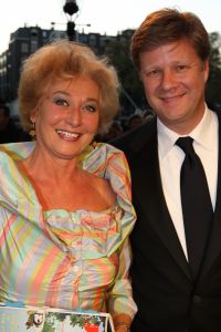 10-10-2007 SHOWBIZZ; PREMIERE VAN CISKE DE RAT EN WEERZIEN VAN BEATRIX MET DANNY DE MUNK NA 23 JAAR. Na 23 jaar was het voor Danny de Munk een weerzien met Koningin Beatrix in Theater Carre. Heel bekend Nederland was naar het theater aan de Amstel gekomen oa. Andre van Duin - Angela Schijf- Anita Witzier- Berend Boudewijn en Martine Bijl- Jeroen Krabbe-Caroline Tensen met Peter Gallas- Willeke Alberti-Linda de Mol-Gordon-Burgemeester Cohn-J.P.Balkenende-Chantal Janzen en nieuwe liefde Marco-Gijs Staverman-Henny Vrienten enz.De Koningin maakte een grappige opmerking aan Ciske de rat alias Dave Dekker, ik vond het Toppie, echt waar. Deze week een uitgebreid verslag in weekblad Prive.
foto: Albert den Iseger.