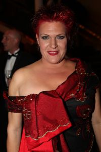 10-10-2007 SHOWBIZZ; PREMIERE VAN CISKE DE RAT EN WEERZIEN VAN BEATRIX MET DANNY DE MUNK NA 23 JAAR. Na 23 jaar was het voor Danny de Munk een weerzien met Koningin Beatrix in Theater Carre. Heel bekend Nederland was naar het theater aan de Amstel gekomen oa. Andre van Duin - Angela Schijf- Anita Witzier- Berend Boudewijn en Martine Bijl- Jeroen Krabbe-Caroline Tensen met Peter Gallas- Willeke Alberti-Linda de Mol-Gordon-Burgemeester Cohn-J.P.Balkenende-Chantal Janzen en nieuwe liefde Marco-Gijs Staverman-Henny Vrienten enz.De Koningin maakte een grappige opmerking aan Ciske de rat alias Dave Dekker, ik vond het Toppie, echt waar. Deze week een uitgebreid verslag in weekblad Prive.
foto: Albert den Iseger.