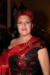 10-10-2007 SHOWBIZZ; PREMIERE VAN CISKE DE RAT EN WEERZIEN VAN BEATRIX MET DANNY DE MUNK NA 23 JAAR. Na 23 jaar was het voor Danny de Munk een weerzien met Koningin Beatrix in Theater Carre. Heel bekend Nederland was naar het theater aan de Amstel gekomen oa. Andre van Duin - Angela Schijf- Anita Witzier- Berend Boudewijn en Martine Bijl- Jeroen Krabbe-Caroline Tensen met Peter Gallas- Willeke Alberti-Linda de Mol-Gordon-Burgemeester Cohn-J.P.Balkenende-Chantal Janzen en nieuwe liefde Marco-Gijs Staverman-Henny Vrienten enz.De Koningin maakte een grappige opmerking aan Ciske de rat alias Dave Dekker, ik vond het Toppie, echt waar. Deze week een uitgebreid verslag in weekblad Prive.
foto: Albert den Iseger.
